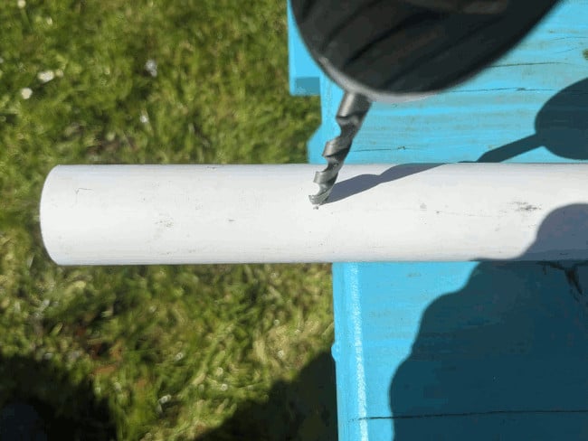 Faire un composteur : Percez des trous dans le tuyau en PVC