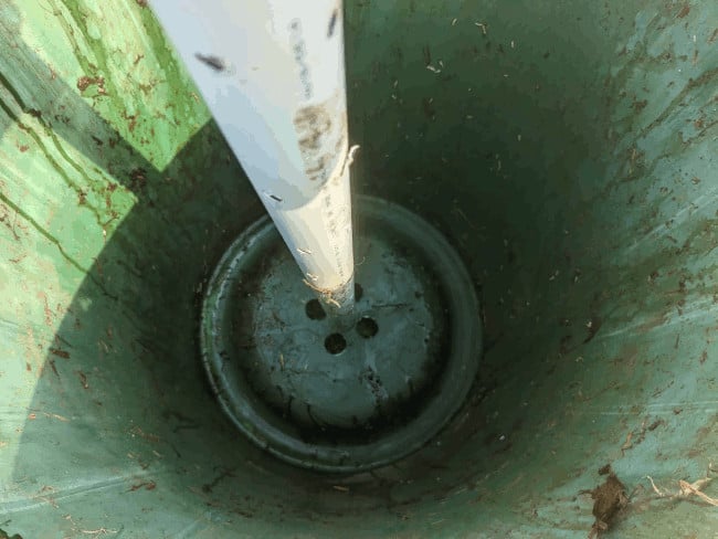Faire un composteur : Placez le tuyau en PVC dans le composteur