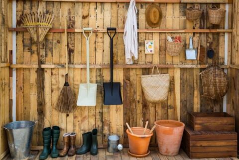 Comment organiser le rangement des outils de jardin facilement