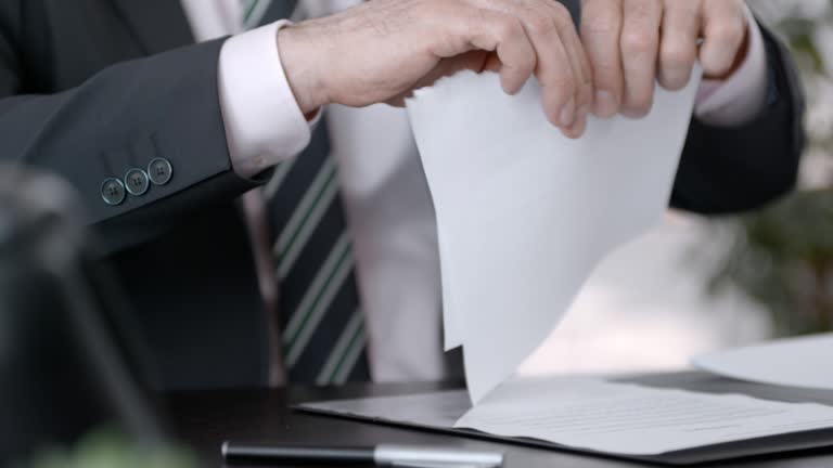 Les déchirer minutieusement à la main