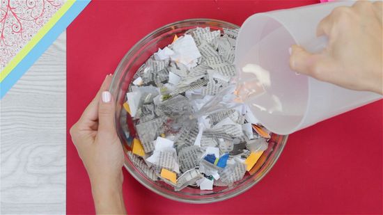 Les faire tremper dans l'eau et les réduire en pulpe